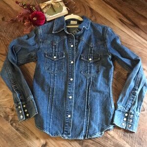 Denim fitted shirt/jacket. Sz M. Excellent condition